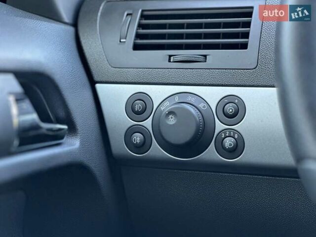 Черный Опель Астра, объемом двигателя 1.6 л и пробегом 196 тыс. км за 4850 $, фото 13 на Automoto.ua