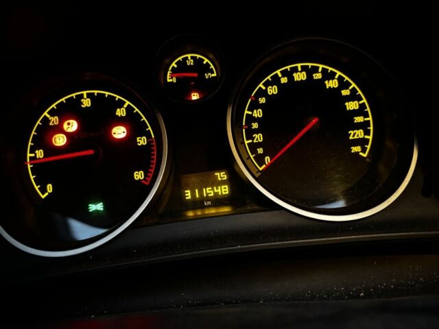 Черный Опель Астра, объемом двигателя 1.9 л и пробегом 311 тыс. км за 2930 $, фото 16 на Automoto.ua