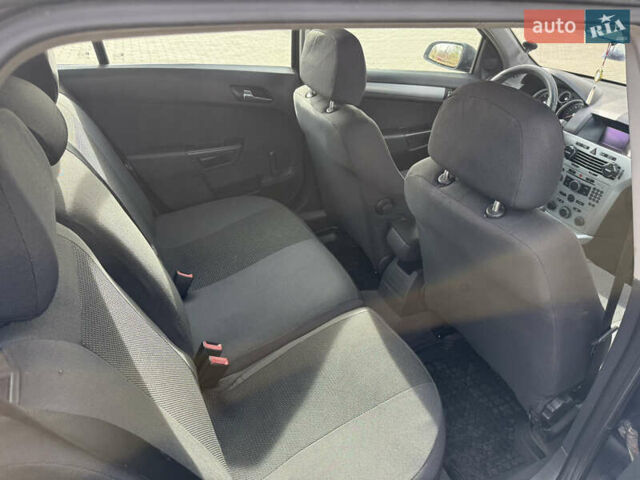 Черный Опель Астра, объемом двигателя 1.69 л и пробегом 420 тыс. км за 5500 $, фото 8 на Automoto.ua