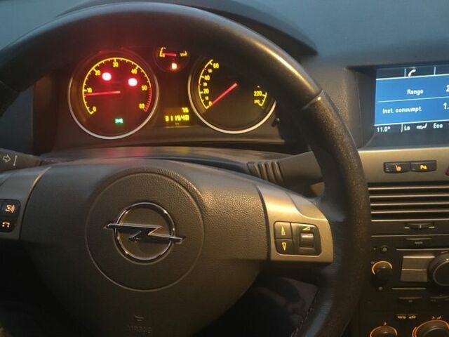 Черный Опель Астра, объемом двигателя 1.9 л и пробегом 311 тыс. км за 2930 $, фото 6 на Automoto.ua