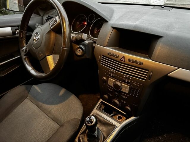 Черный Опель Астра, объемом двигателя 1.9 л и пробегом 311 тыс. км за 2930 $, фото 8 на Automoto.ua