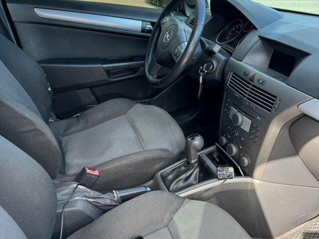 Черный Опель Астра, объемом двигателя 1.6 л и пробегом 248 тыс. км за 5200 $, фото 7 на Automoto.ua