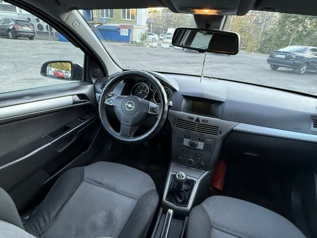 Черный Опель Астра, объемом двигателя 1.7 л и пробегом 230 тыс. км за 3999 $, фото 7 на Automoto.ua