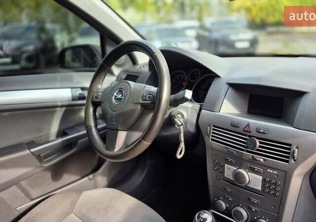 Черный Опель Астра, объемом двигателя 1.6 л и пробегом 264 тыс. км за 4700 $, фото 4 на Automoto.ua