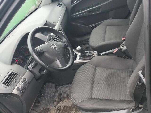 Черный Опель Астра, объемом двигателя 1.2 л и пробегом 300 тыс. км за 3800 $, фото 2 на Automoto.ua