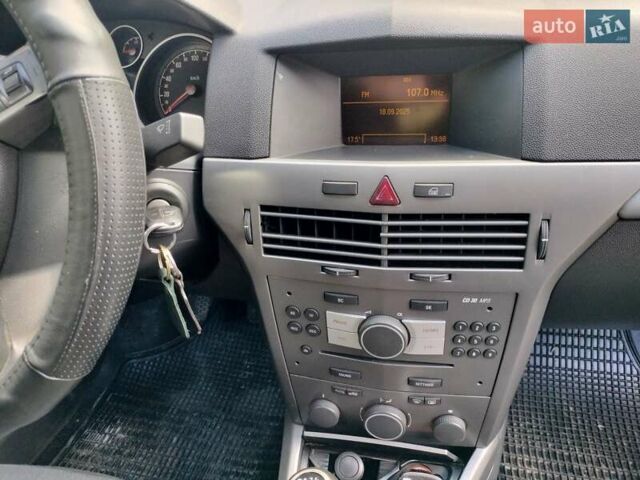 Черный Опель Астра, объемом двигателя 1.3 л и пробегом 268 тыс. км за 4550 $, фото 12 на Automoto.ua