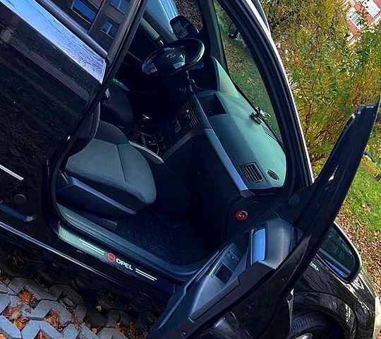 Черный Опель Астра, объемом двигателя 1.9 л и пробегом 230 тыс. км за 5400 $, фото 1 на Automoto.ua