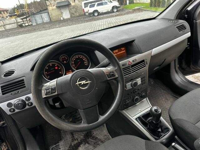 Черный Опель Астра, объемом двигателя 1.9 л и пробегом 286 тыс. км за 2050 $, фото 7 на Automoto.ua