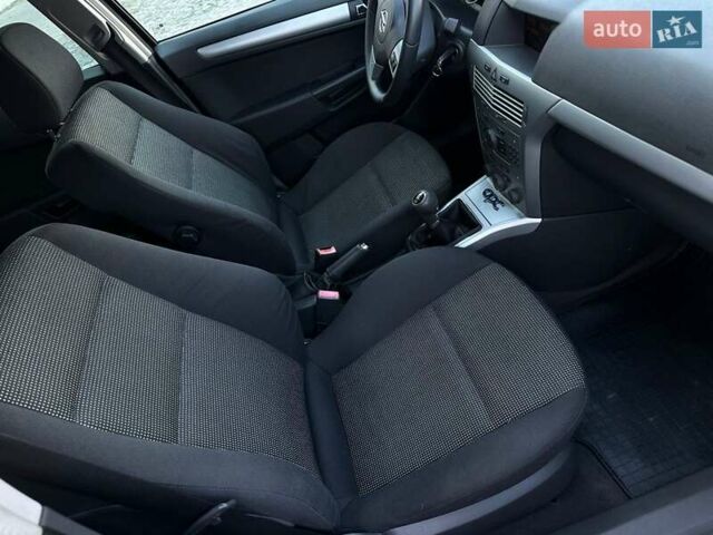 Черный Опель Астра, объемом двигателя 1.6 л и пробегом 196 тыс. км за 4850 $, фото 19 на Automoto.ua