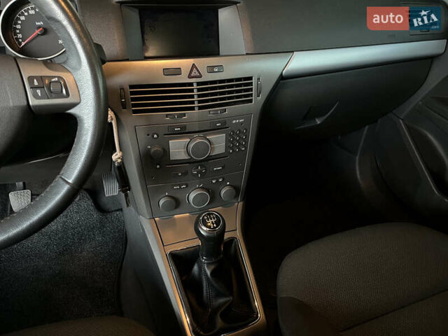 Черный Опель Астра, объемом двигателя 1.6 л и пробегом 207 тыс. км за 4999 $, фото 38 на Automoto.ua