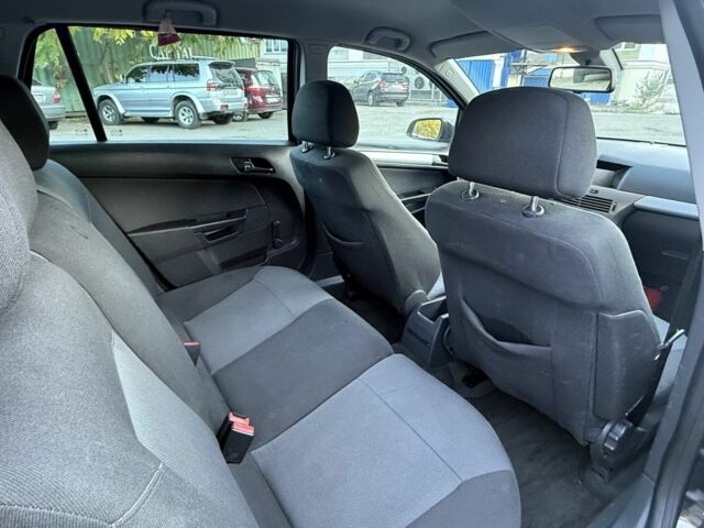 Черный Опель Астра, объемом двигателя 1.7 л и пробегом 230 тыс. км за 3999 $, фото 6 на Automoto.ua