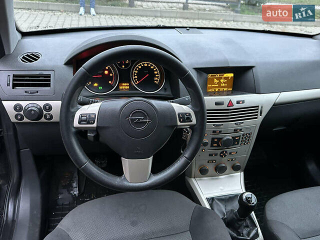 Черный Опель Астра, объемом двигателя 1.69 л и пробегом 328 тыс. км за 4500 $, фото 8 на Automoto.ua