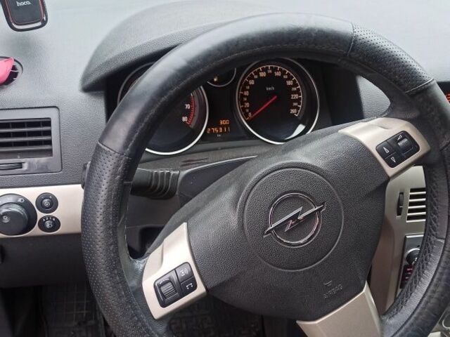 Черный Опель Астра, объемом двигателя 1.6 л и пробегом 280 тыс. км за 4751 $, фото 3 на Automoto.ua