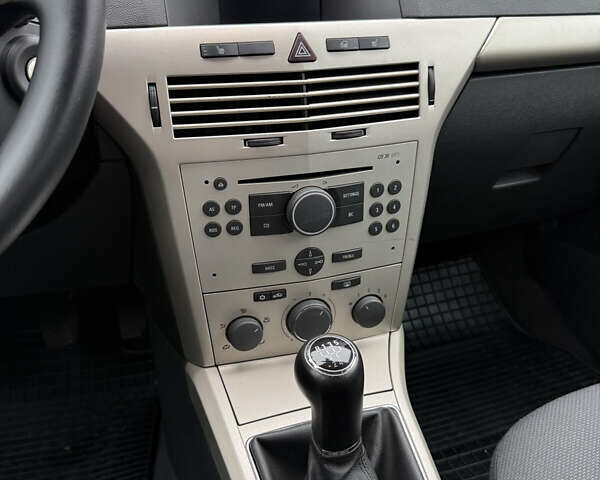 Чорний Опель Астра, об'ємом двигуна 1.6 л та пробігом 251 тис. км за 5200 $, фото 9 на Automoto.ua