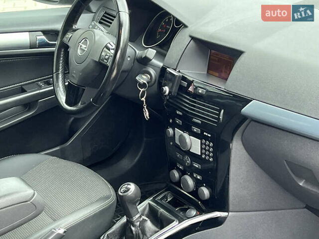 Черный Опель Астра, объемом двигателя 1.6 л и пробегом 250 тыс. км за 4399 $, фото 44 на Automoto.ua