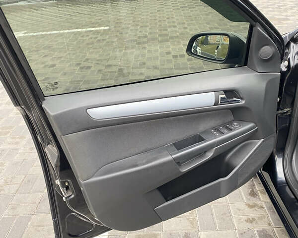 Чорний Опель Астра, об'ємом двигуна 1.25 л та пробігом 202 тис. км за 4500 $, фото 9 на Automoto.ua