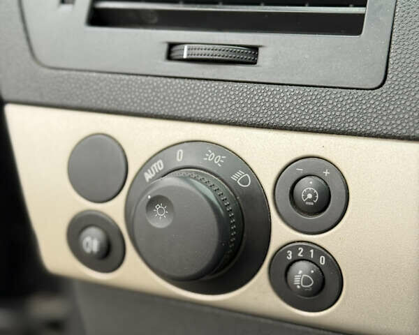 Черный Опель Астра, объемом двигателя 1.7 л и пробегом 230 тыс. км за 4800 $, фото 20 на Automoto.ua