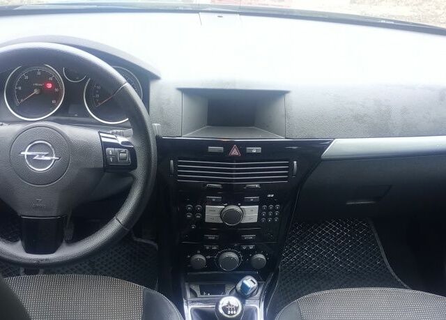 Черный Опель Астра, объемом двигателя 1.9 л и пробегом 248 тыс. км за 5100 $, фото 6 на Automoto.ua