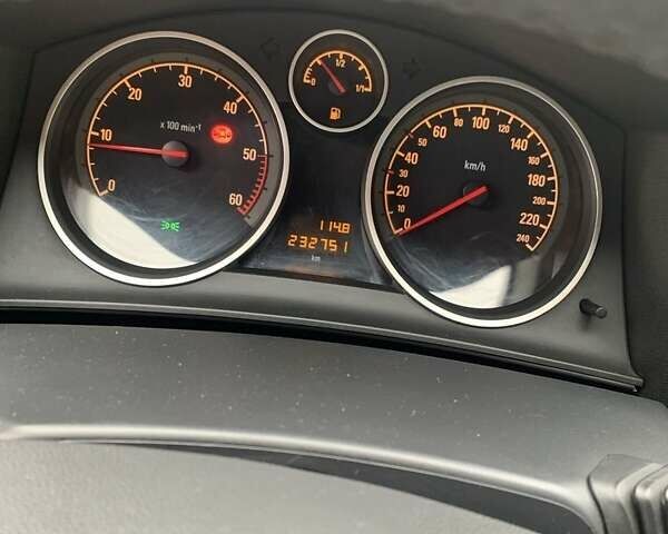 Черный Опель Астра, объемом двигателя 1.9 л и пробегом 232 тыс. км за 4400 $, фото 3 на Automoto.ua