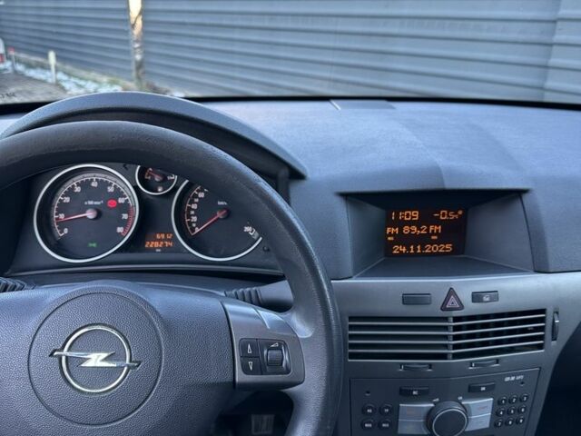 Черный Опель Астра, объемом двигателя 1.6 л и пробегом 228 тыс. км за 4400 $, фото 11 на Automoto.ua