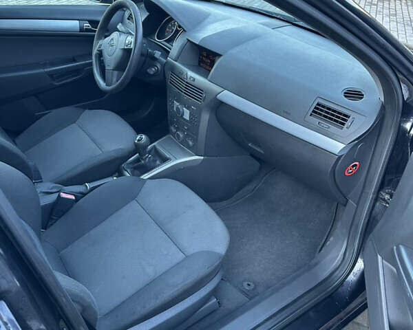 Черный Опель Астра, объемом двигателя 1.6 л и пробегом 228 тыс. км за 4400 $, фото 9 на Automoto.ua