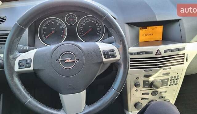Черный Опель Астра, объемом двигателя 1.6 л и пробегом 319 тыс. км за 4500 $, фото 10 на Automoto.ua