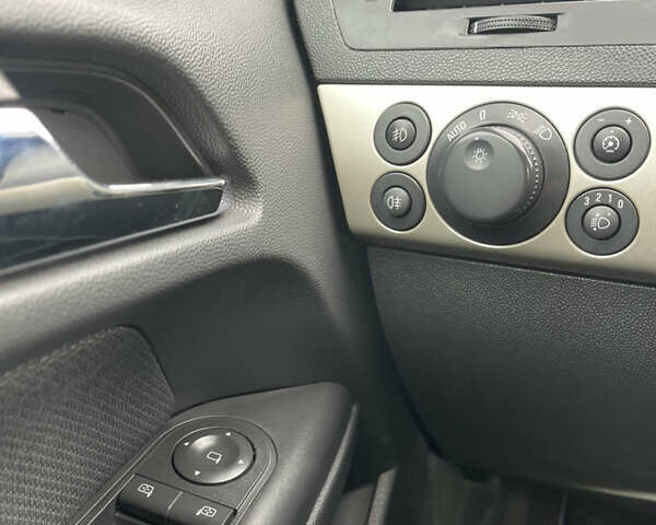 Черный Опель Астра, объемом двигателя 1.6 л и пробегом 239 тыс. км за 5350 $, фото 21 на Automoto.ua