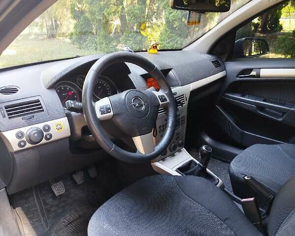 Черный Опель Астра, объемом двигателя 1.6 л и пробегом 228 тыс. км за 5800 $, фото 4 на Automoto.ua