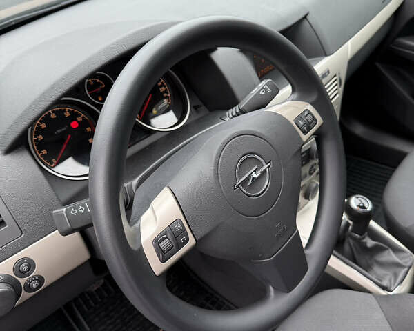 Чорний Опель Астра, об'ємом двигуна 1.6 л та пробігом 251 тис. км за 5200 $, фото 10 на Automoto.ua