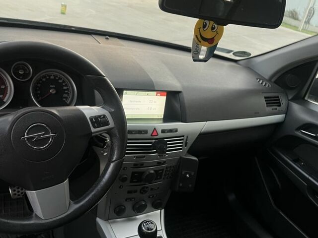 Черный Опель Астра, объемом двигателя 1.9 л и пробегом 270 тыс. км за 5200 $, фото 11 на Automoto.ua