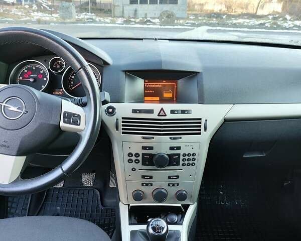 Черный Опель Астра, объемом двигателя 1.3 л и пробегом 316 тыс. км за 4700 $, фото 10 на Automoto.ua