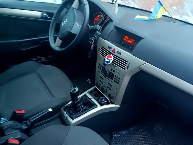 Черный Опель Астра, объемом двигателя 1.2 л и пробегом 292 тыс. км за 3000 $, фото 5 на Automoto.ua