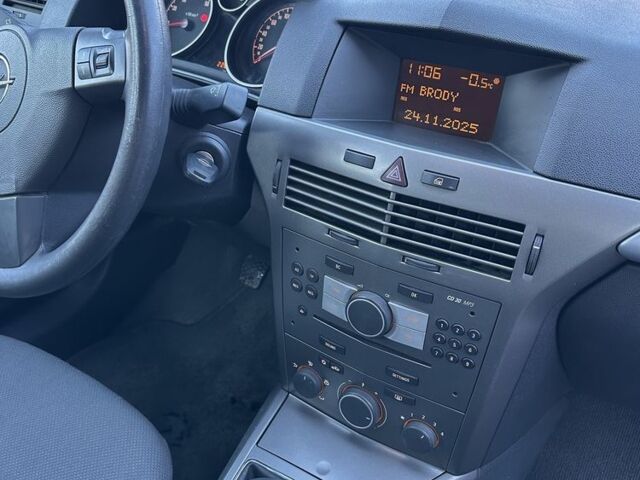 Черный Опель Астра, объемом двигателя 1.6 л и пробегом 228 тыс. км за 4400 $, фото 9 на Automoto.ua