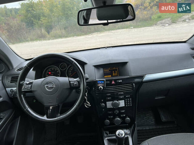 Черный Опель Астра, объемом двигателя 1.6 л и пробегом 250 тыс. км за 4399 $, фото 35 на Automoto.ua