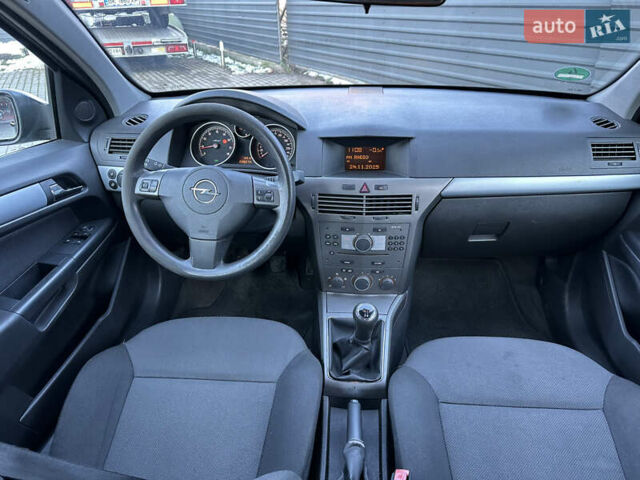 Черный Опель Астра, объемом двигателя 1.6 л и пробегом 228 тыс. км за 4400 $, фото 12 на Automoto.ua
