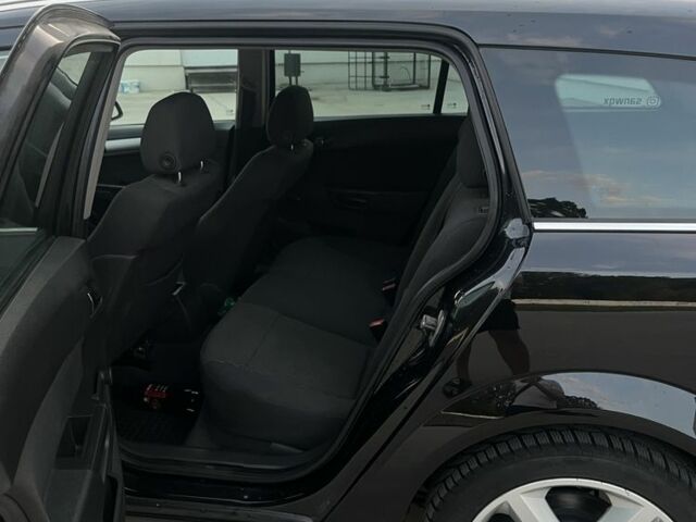 Черный Опель Астра, объемом двигателя 1.9 л и пробегом 270 тыс. км за 5200 $, фото 10 на Automoto.ua