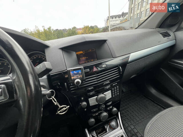Черный Опель Астра, объемом двигателя 1.6 л и пробегом 250 тыс. км за 4399 $, фото 49 на Automoto.ua
