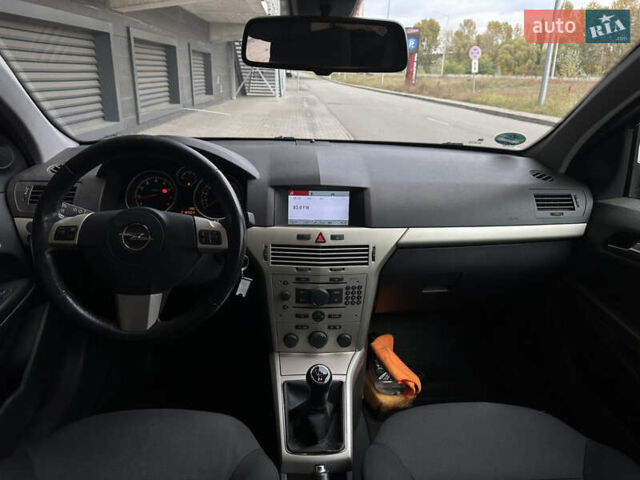 Черный Опель Астра, объемом двигателя 1.6 л и пробегом 216 тыс. км за 5600 $, фото 11 на Automoto.ua