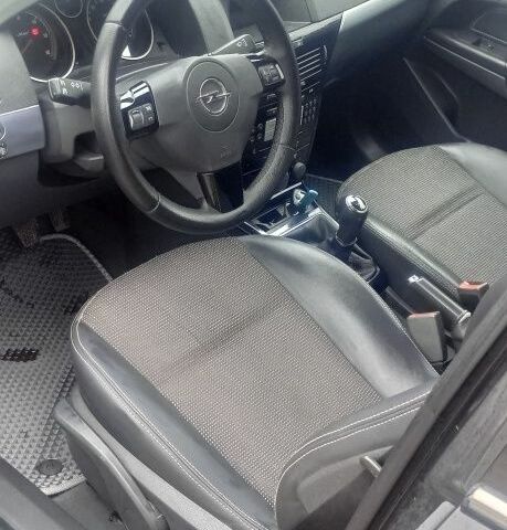 Черный Опель Астра, объемом двигателя 1.9 л и пробегом 248 тыс. км за 5100 $, фото 3 на Automoto.ua