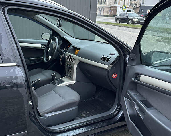 Черный Опель Астра, объемом двигателя 1.69 л и пробегом 328 тыс. км за 4500 $, фото 5 на Automoto.ua