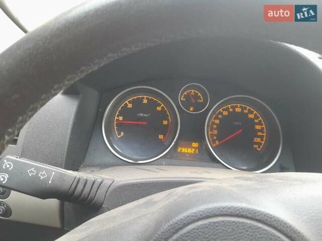 Черный Опель Астра, объемом двигателя 1.7 л и пробегом 237 тыс. км за 5100 $, фото 11 на Automoto.ua
