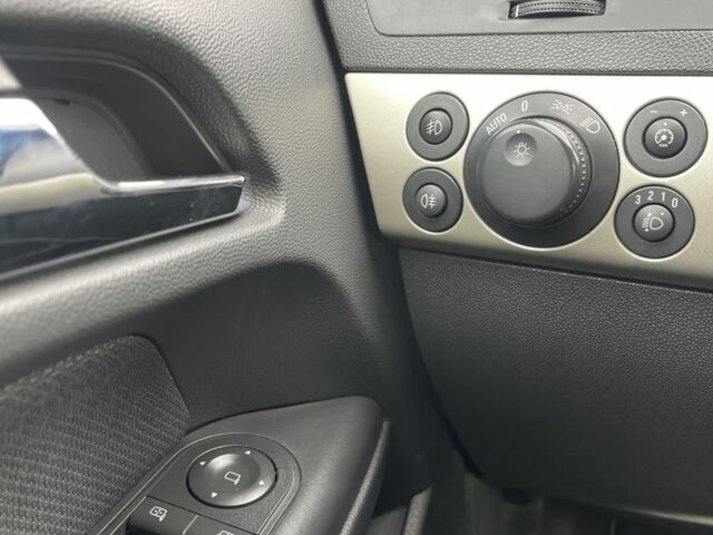 Черный Опель Астра, объемом двигателя 1.6 л и пробегом 239 тыс. км за 5350 $, фото 17 на Automoto.ua