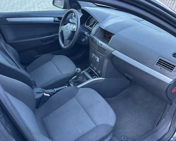 Черный Опель Астра, объемом двигателя 1.6 л и пробегом 228 тыс. км за 4400 $, фото 7 на Automoto.ua