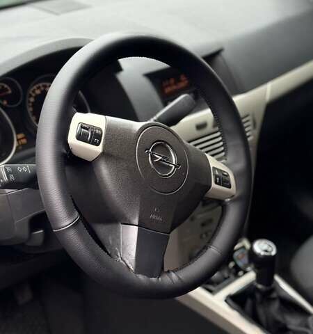 Чорний Опель Астра, об'ємом двигуна 1.6 л та пробігом 280 тис. км за 4600 $, фото 4 на Automoto.ua