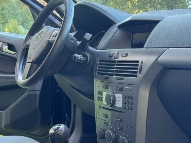 Черный Опель Астра, объемом двигателя 1.6 л и пробегом 228 тыс. км за 4450 $, фото 4 на Automoto.ua