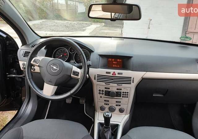 Черный Опель Астра, объемом двигателя 1.82 л и пробегом 204 тыс. км за 5950 $, фото 9 на Automoto.ua