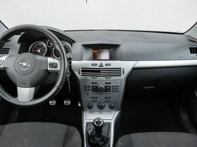 Черный Опель Астра, объемом двигателя 1.9 л и пробегом 300 тыс. км за 2650 $, фото 9 на Automoto.ua