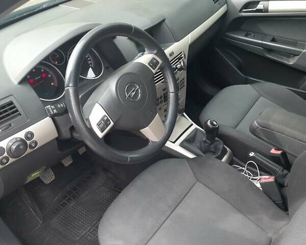 Черный Опель Астра, объемом двигателя 1.7 л и пробегом 230 тыс. км за 6200 $, фото 4 на Automoto.ua