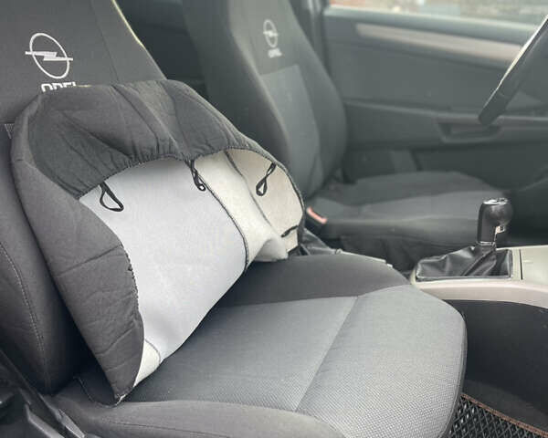 Черный Опель Астра, объемом двигателя 1.6 л и пробегом 239 тыс. км за 5350 $, фото 18 на Automoto.ua