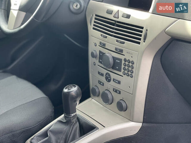 Черный Опель Астра, объемом двигателя 1.6 л и пробегом 239 тыс. км за 5350 $, фото 19 на Automoto.ua